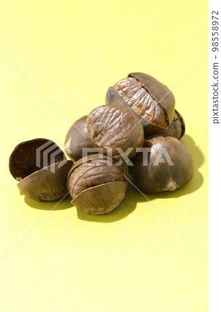 Sweet chestnuts piled up 98558972