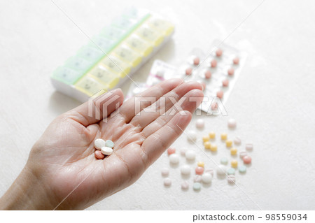醫學,中年婦女手掌中的藥物 醫學,中年婦女手掌中的藥物 98559034