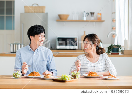 吃的年輕夫婦 吃的年輕夫婦 98559073