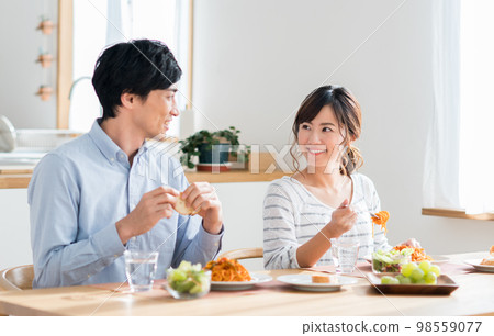 吃的年輕夫婦 98559077