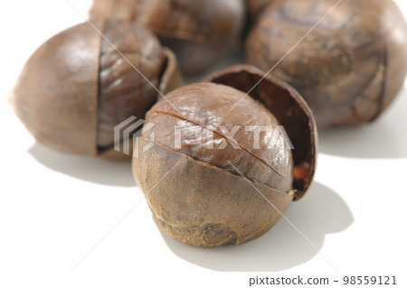 在白色背景下拍攝甜栗子 在白色背景下拍攝甜栗子 98559121