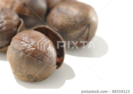 Photographing sweet chestnuts against a white background Photographing sweet chestnuts against a white background 98559123