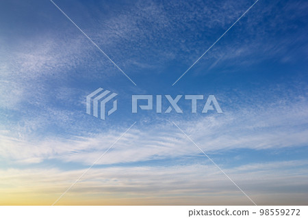 漂浮在藍天上的白雲開始被夕陽染上顏色,層次感很美。 漂浮在藍天上的白雲開始被夕陽染上顏色,層次感很美。 98559272