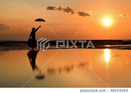 fantastic sunset scenery 98559304