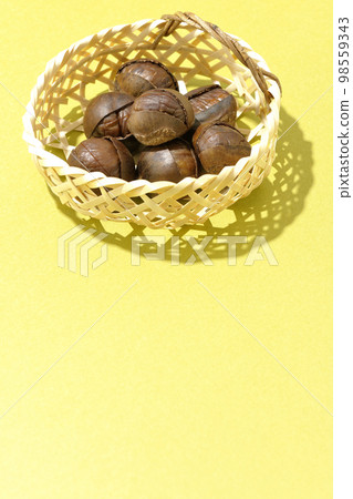 竹簍裡的甜栗子 98559343