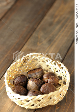 竹簍裡的甜栗子 竹簍裡的甜栗子 98559353