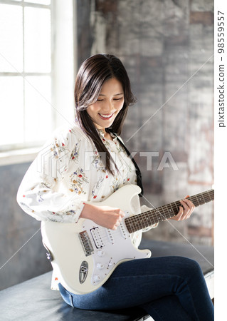 年輕女子肖像（電吉他） 98559557