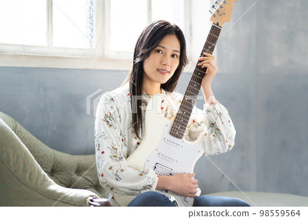 年輕女子肖像（電吉他） 98559564