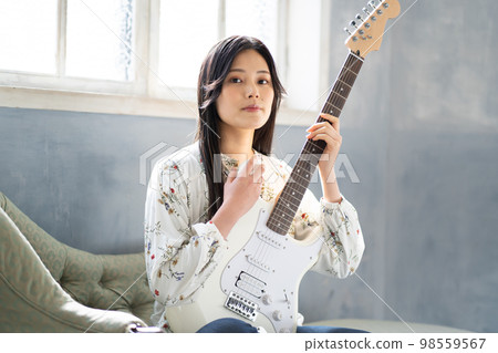 年輕女子肖像（電吉他） 98559567