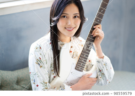 Young woman portrait (electric guitar) 98559579