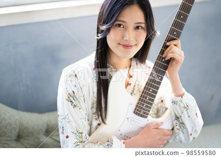 Young woman portrait (electric guitar) 98559580