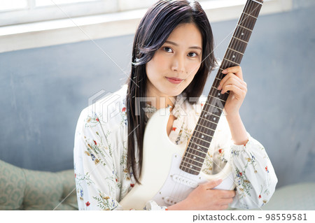 年輕女子肖像（電吉他） 98559581