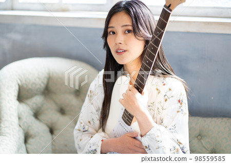 Young woman portrait (electric guitar) 98559585