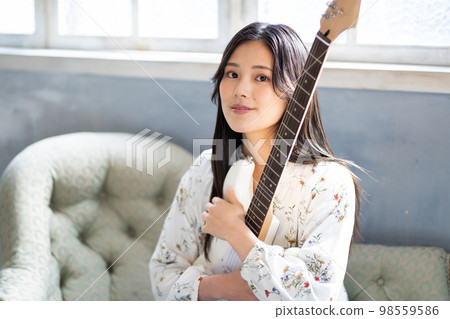 年輕女子肖像（電吉他） 98559586