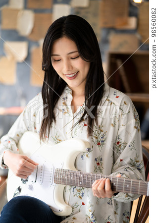 年輕女子肖像（電吉他） 98560082