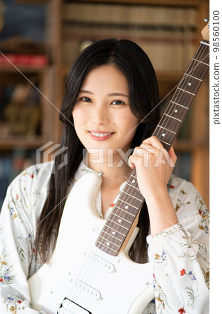 年輕女子肖像（電吉他） 98560100