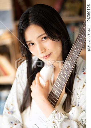年輕女子肖像（電吉他） 98560108