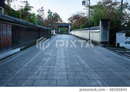 清晨古京都花見小路與石板路 98560844