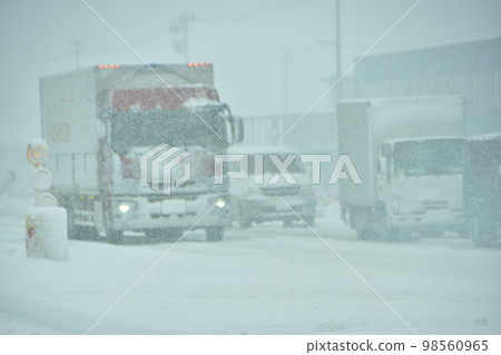 雪路上的卡車 98560965