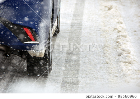 汽車輪胎在雪路上行駛 汽車輪胎在雪路上行駛 98560966