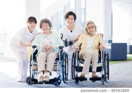 護理圖像老年婦女和物理治療師的肖像攝影合作“LINK FOREST” 護理圖像老年婦女和物理治療師的肖像攝影合作“LINK FOREST” 98561689