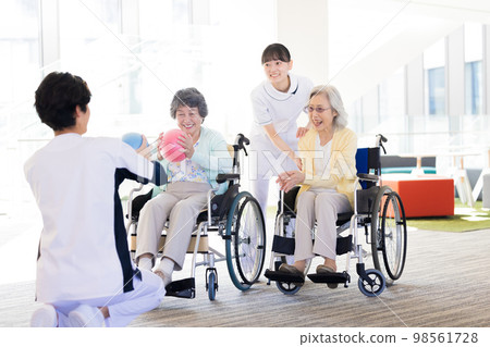Nursing care image Portrait of a senior woman and a physiotherapist Photography cooperation "LINK FOREST" 98561728