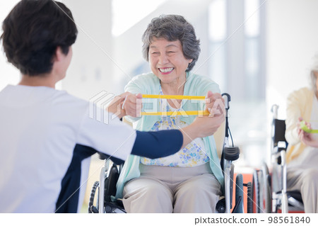 護理圖像 做體操的老年婦女和理療師 攝影合作“LINK FOREST” 98561840