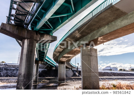 I look up at the bridge I look up at the bridge 98561842