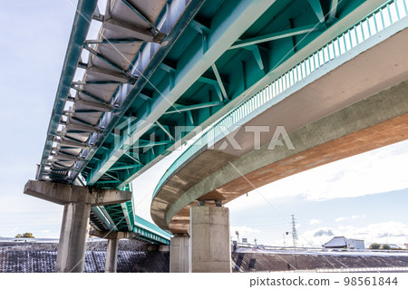 I look up at the bridge 98561844