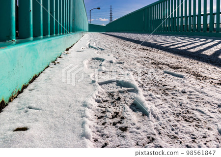 Snow on the pedestrian bridge 98561847