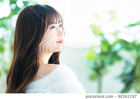 穿白色針織衫的年輕女子 98562287