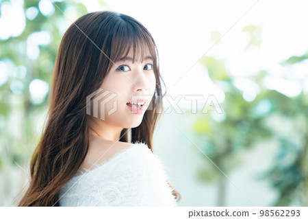 穿白色針織衫的年輕女子 98562293