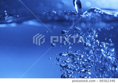 水滴落入深藍色的水中 98562346