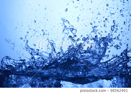 water drops falling into deep blue water 98562401