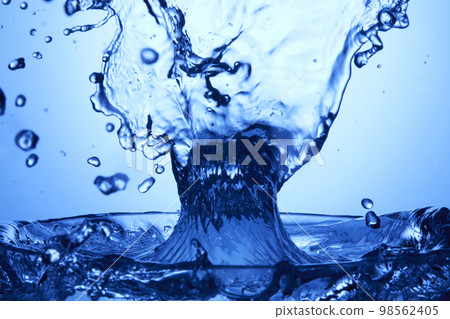 水滴落入深藍色的水中 水滴落入深藍色的水中 98562405