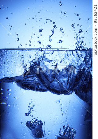 water drops falling into deep blue water 98562421
