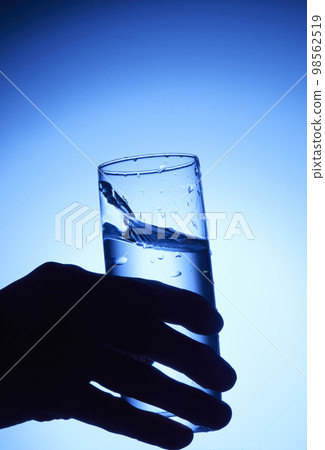 water drops falling into deep blue water 98562519