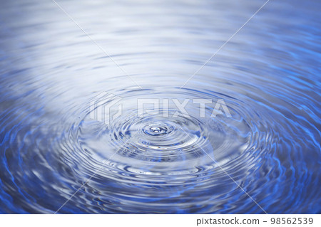 water drops falling into deep blue water 98562539