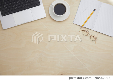 辦公桌上的各種辦公用品 98562922