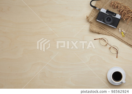辦公桌上的各種辦公用品 98562924