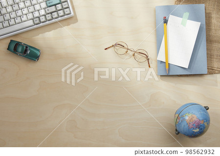 辦公桌上的各種辦公用品 98562932