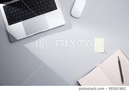 辦公桌上的各種辦公用品 98562962