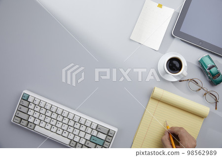 辦公桌上的各種辦公用品 98562989