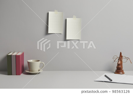 辦公桌上的各種辦公用品 98563126