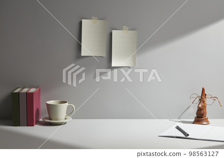 辦公桌上的各種辦公用品 98563127