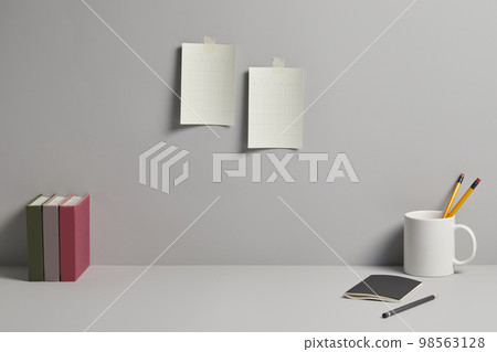 辦公桌上的各種辦公用品 98563128
