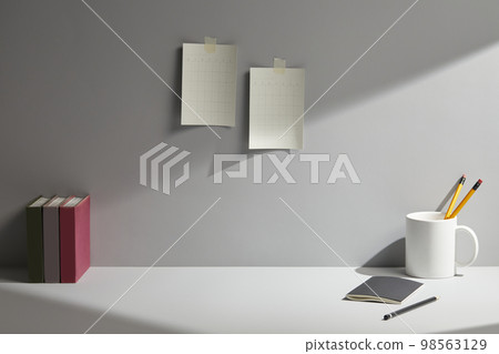 辦公桌上的各種辦公用品 98563129