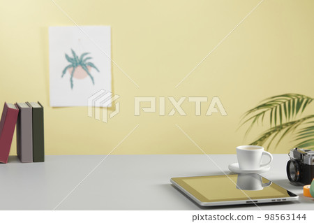 辦公桌上的各種辦公用品 98563144