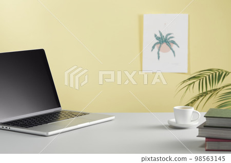 辦公桌上的各種辦公用品 98563145