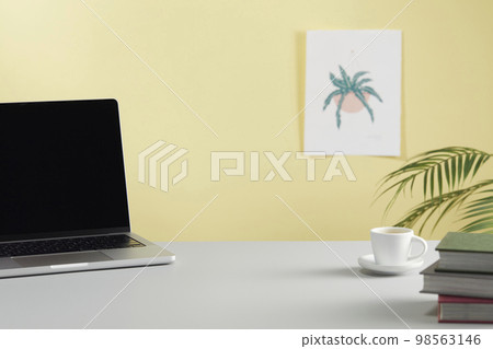 辦公桌上的各種辦公用品 辦公桌上的各種辦公用品 98563146